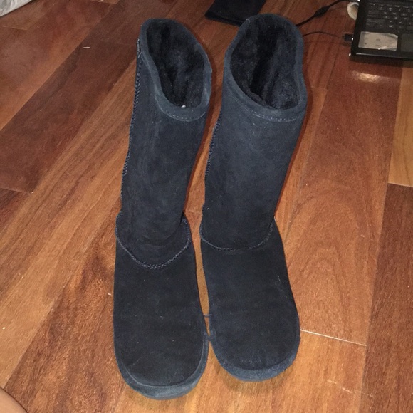BearPaw Shoes - black fur lined boots